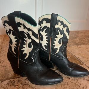 Dolce Vita Landen Boots in Black